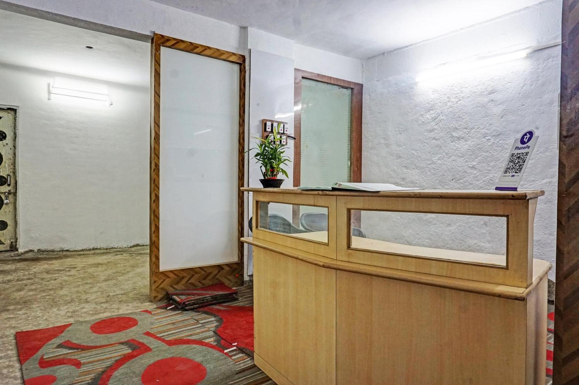 Oyo 820503 Lotus Lodge And Guest House Kharakvasla Exterior foto